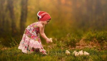 Trẻ nhỏ vui với thế giới tự nhiên