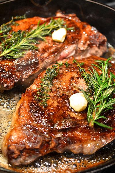 Steak từ thịt bò Mỹ nấu kèm lá hương thảo Rosemary