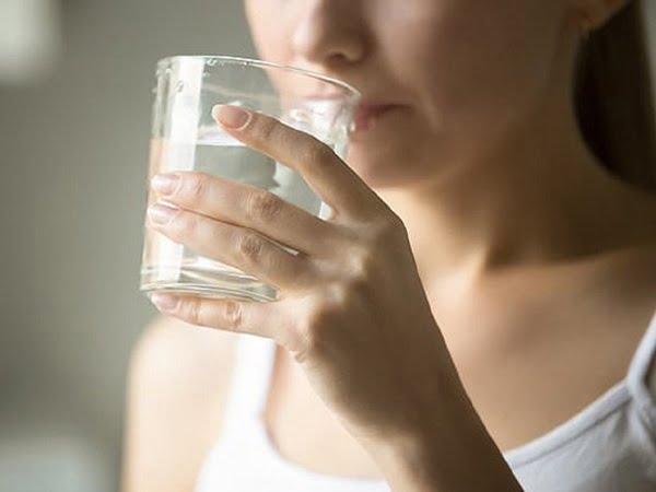 Uống nước đúng cách để giảm cân giảm mụn