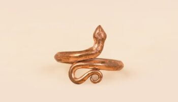 Chiếc nhẫn bằng đồng hình con rắn