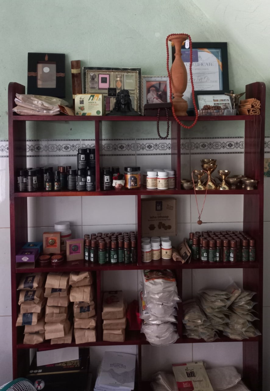 Cửa hàng Phụng Nghi - bán các sản phẩm của Sadhguru và trung tâm yoga Isha
